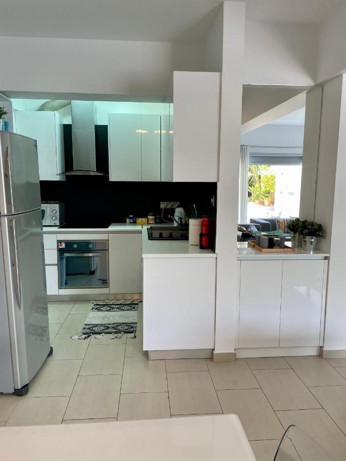 Amazing 2-Bedroom Apartment With Pool!! Lemesós Eksteriør bilde